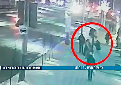 В Могилеве молодой человек избил на остановке женщину. Видео