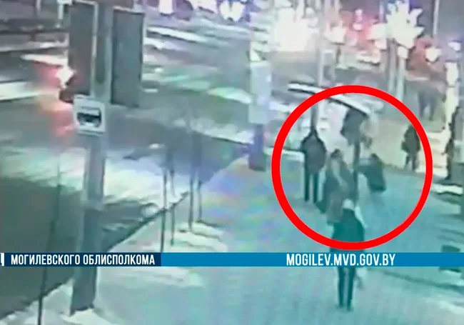 В Могилеве молодой человек избил на остановке женщину. Видео