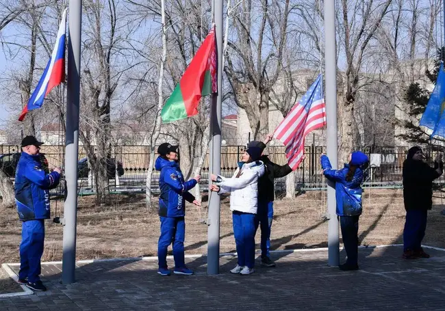 На Байконуре подняли флаг Беларуси. Запуск корабля запланирован на 21 марта (видео)