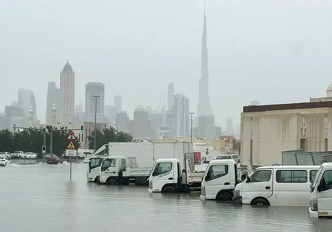 Потоп в Дубае: из-за ливней перекрыты дороги, отменены авиарейсы. Фотофакт