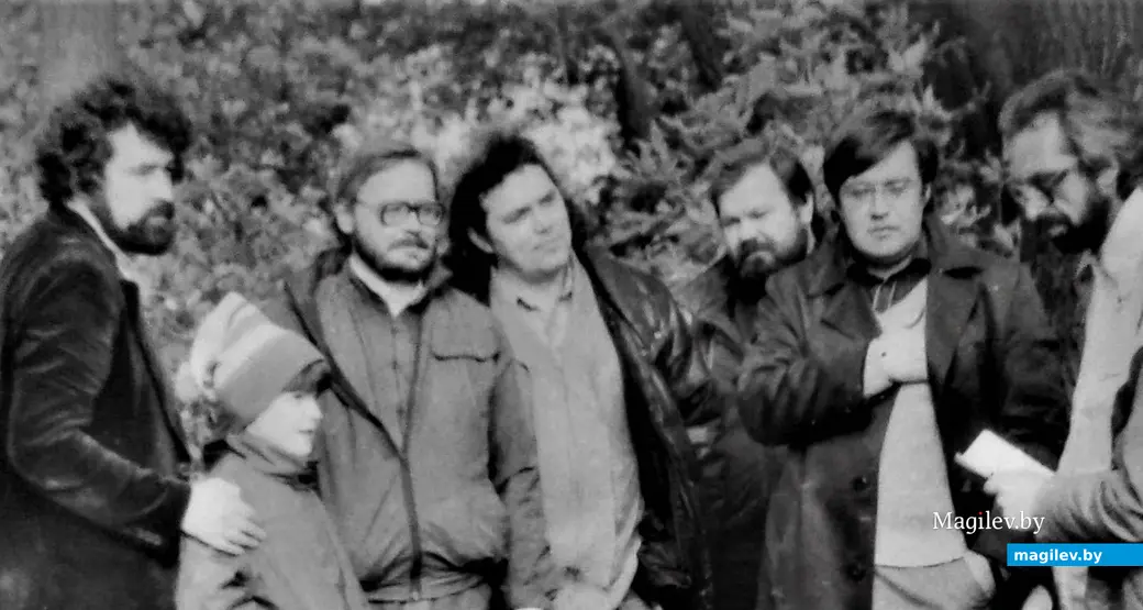 Могилев, 1990-й год, у Днепра. Слева направо: Филипп, сын Коли Клеша (единственный из героев фотографии, кто остался на этой земле), Мак, Дерибас, Клеш, Костин, Мотор.