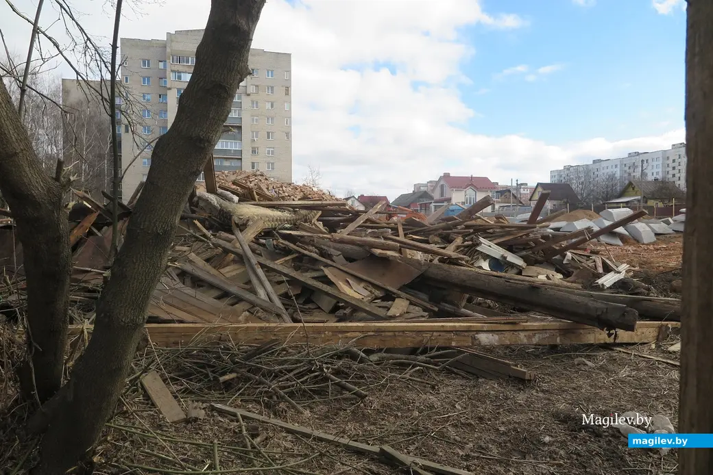 Март 2024 г. Могилев, ул. Первомайская. На месте частных домов вскоре вырастет очередная многоэтажка.