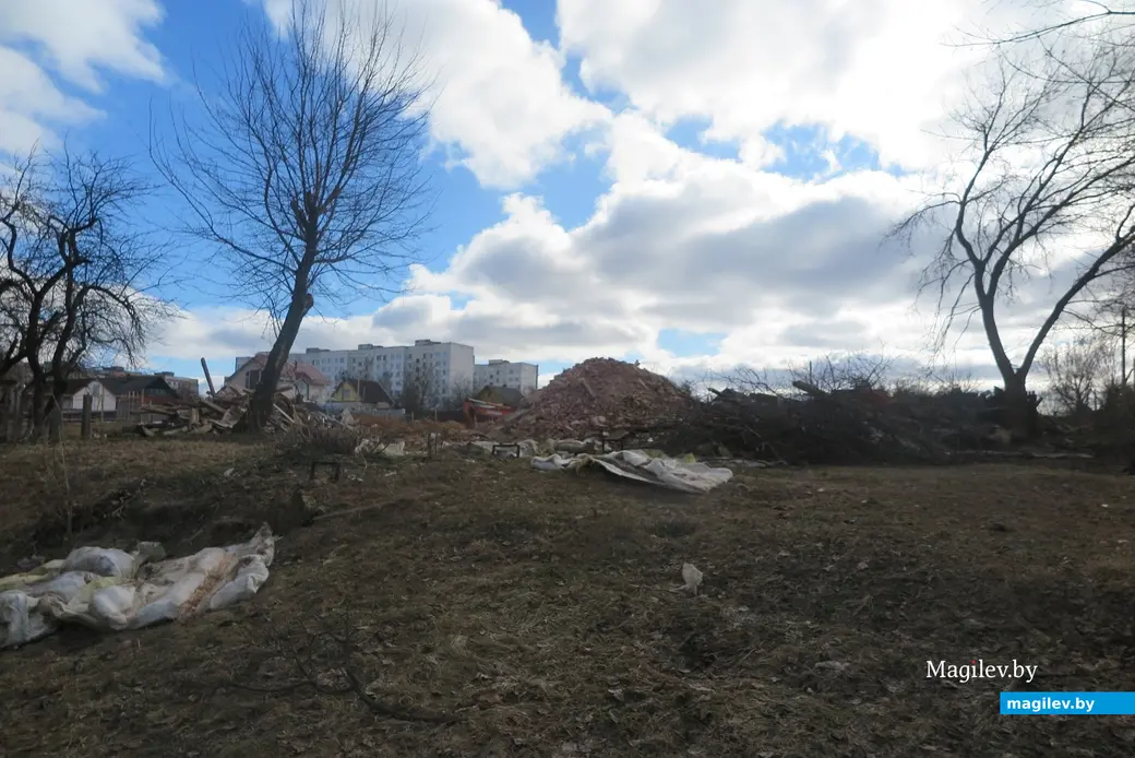 Март 2024 г. Могилев, ул. Первомайская. На месте частных домов вскоре вырастет очередная многоэтажка.