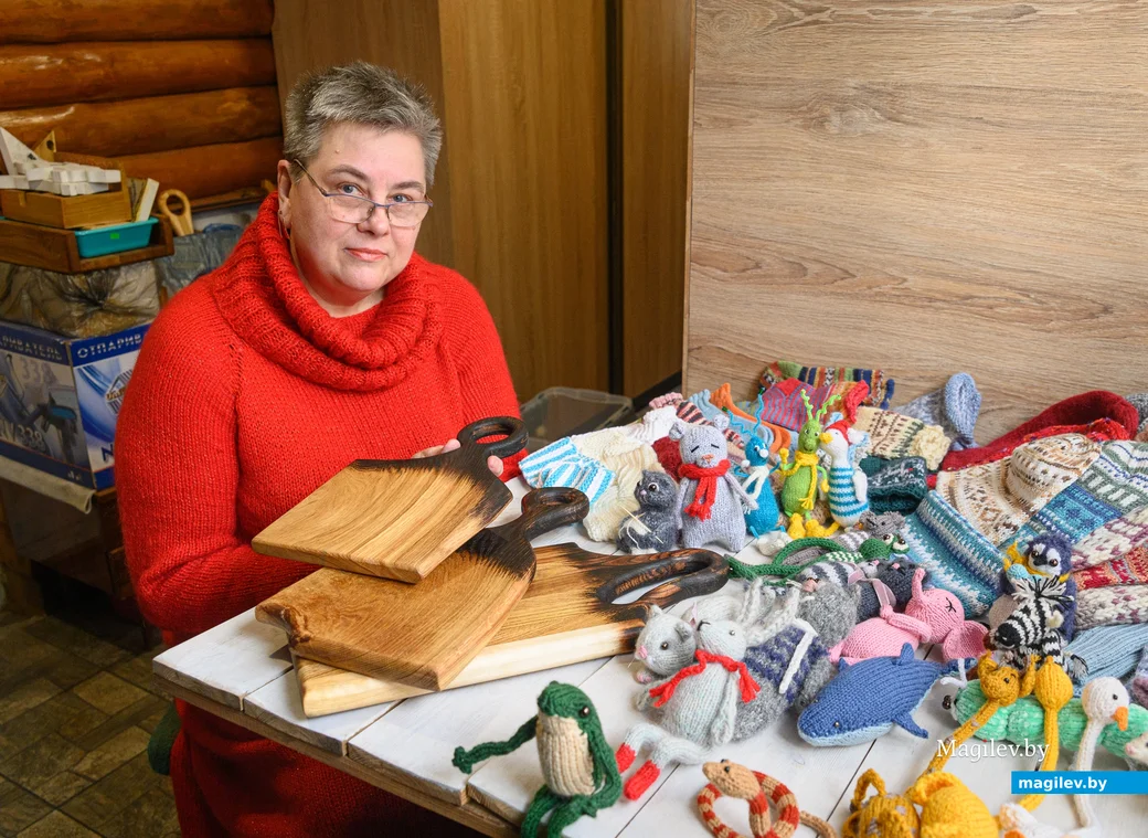 13.03.2024, Бобруйск. Жанна Ковалева со своими изделиями. Фото: Александр ЧУГУЕВ.