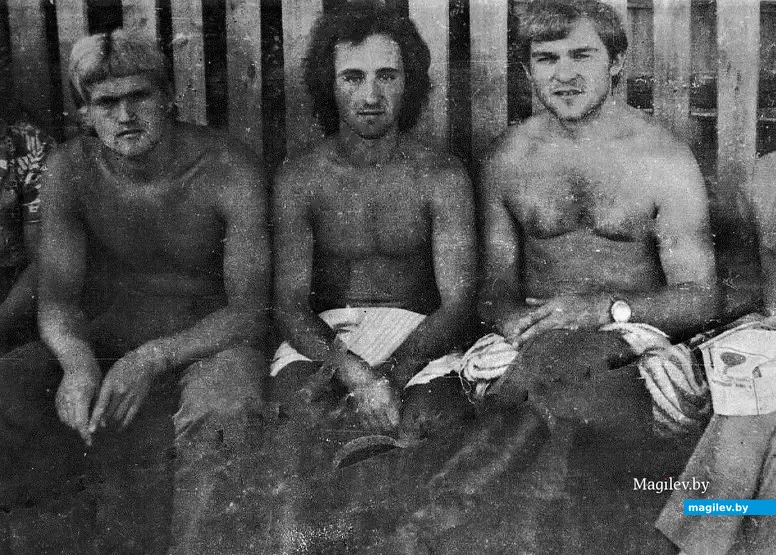 1980-е годы, Могилев. Перекур (в центре – Сергей Войцехович).