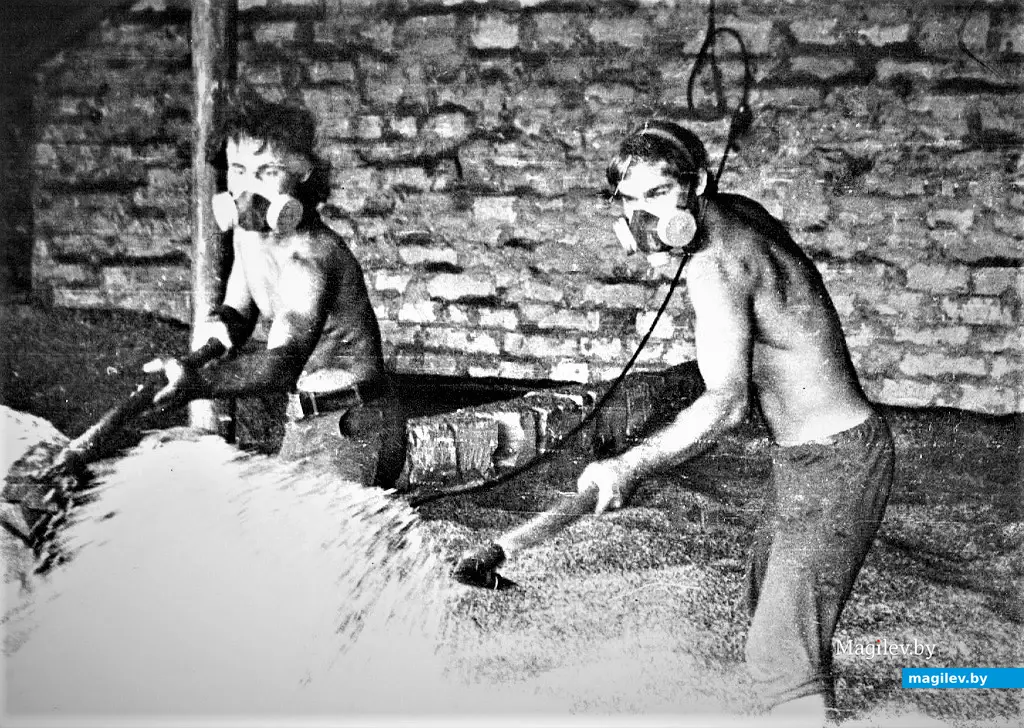 1980-е годы, Могилевский район. Сергей Войцехович (слева) на сельхозработах.