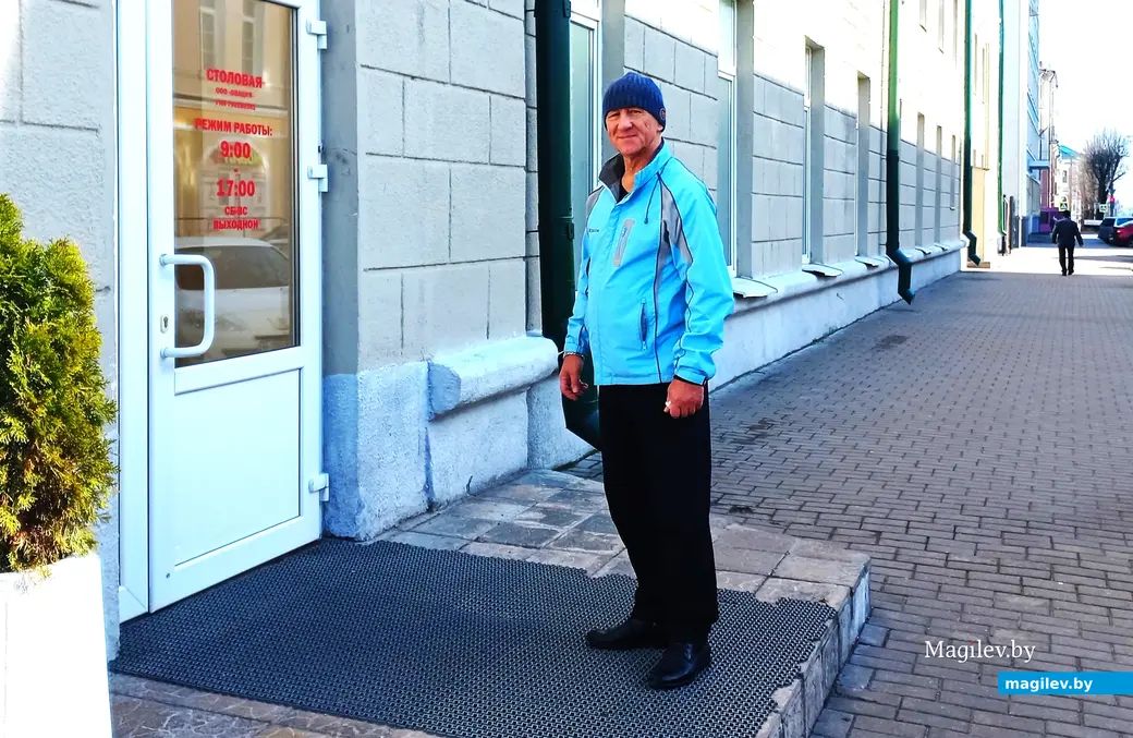 Март 2024 года, Могилев, Пожарный переулок. Сергей Войцехович перед входом в студенческую столовую