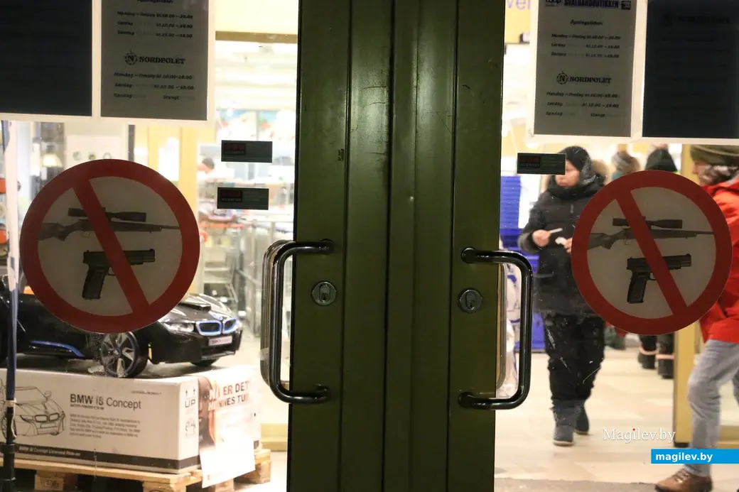 ноябрь, 2019 г. Шпицберген, Лонгйир. Знаки на дверях магазина.