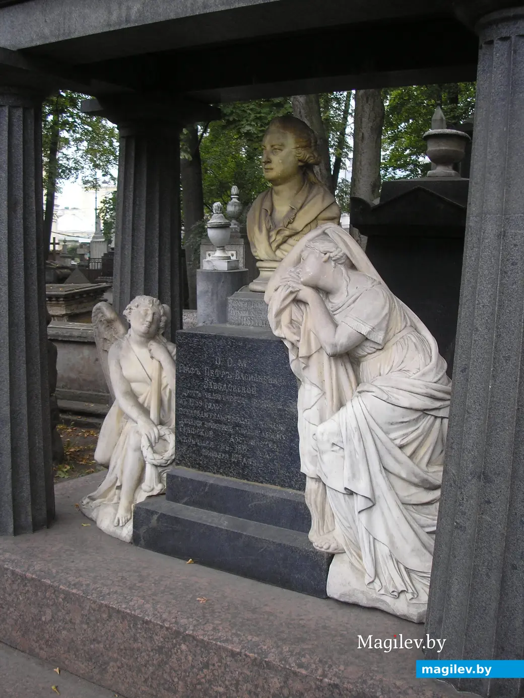 Михаил Ломоносов, сестра Петра I, вдова Пушкина. Погуляем по Лазаревскому кладбищу в Санкт-Петербурге.