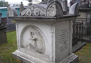 Михаил Ломоносов, сестра Петра I, вдова Пушкина. Погуляем по Лазаревскому кладбищу в Санкт-Петербурге