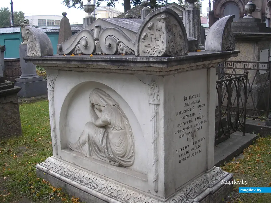 Михаил Ломоносов, сестра Петра I, вдова Пушкина. Погуляем по Лазаревскому кладбищу в Санкт-Петербурге.