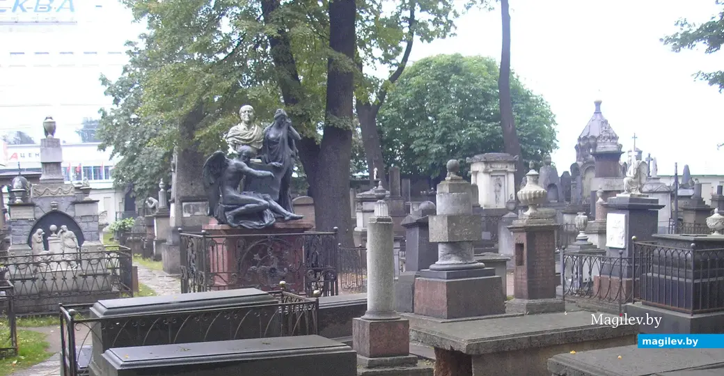 Михаил Ломоносов, сестра Петра I, вдова Пушкина. Погуляем по Лазаревскому кладбищу в Санкт-Петербурге.