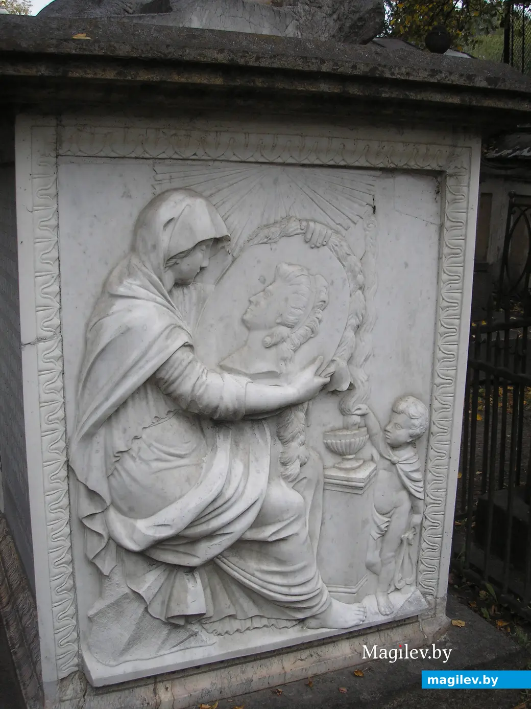 Михаил Ломоносов, сестра Петра I, вдова Пушкина. Погуляем по Лазаревскому кладбищу в Санкт-Петербурге.