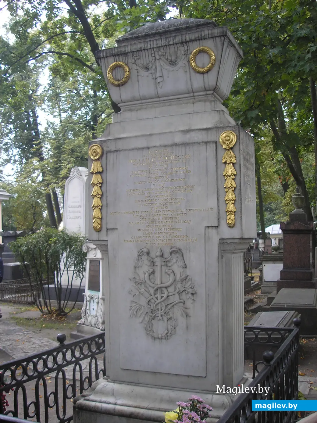 Михаил Ломоносов, сестра Петра I, вдова Пушкина. Погуляем по Лазаревскому кладбищу в Санкт-Петербурге.