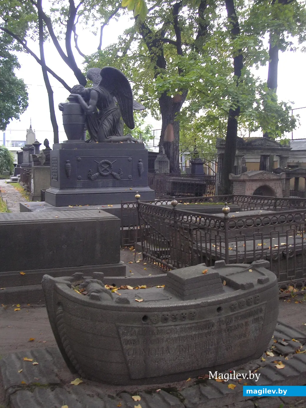 Михаил Ломоносов, сестра Петра I, вдова Пушкина. Погуляем по Лазаревскому кладбищу в Санкт-Петербурге.