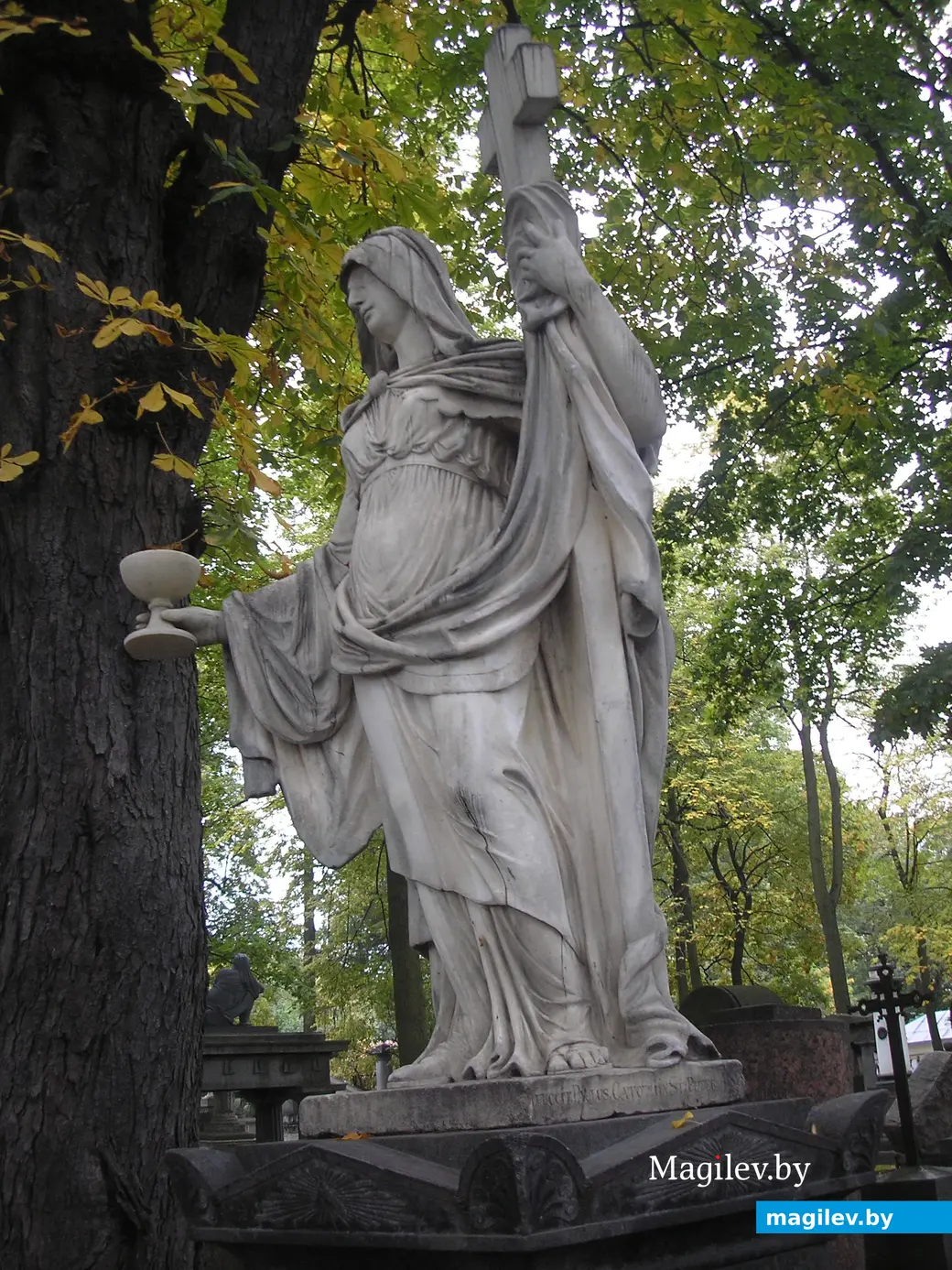 Михаил Ломоносов, сестра Петра I, вдова Пушкина. Погуляем по Лазаревскому кладбищу в Санкт-Петербурге.