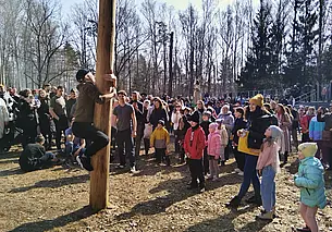 Искали холостяков, переворачивали блины на скорость, веселились от души