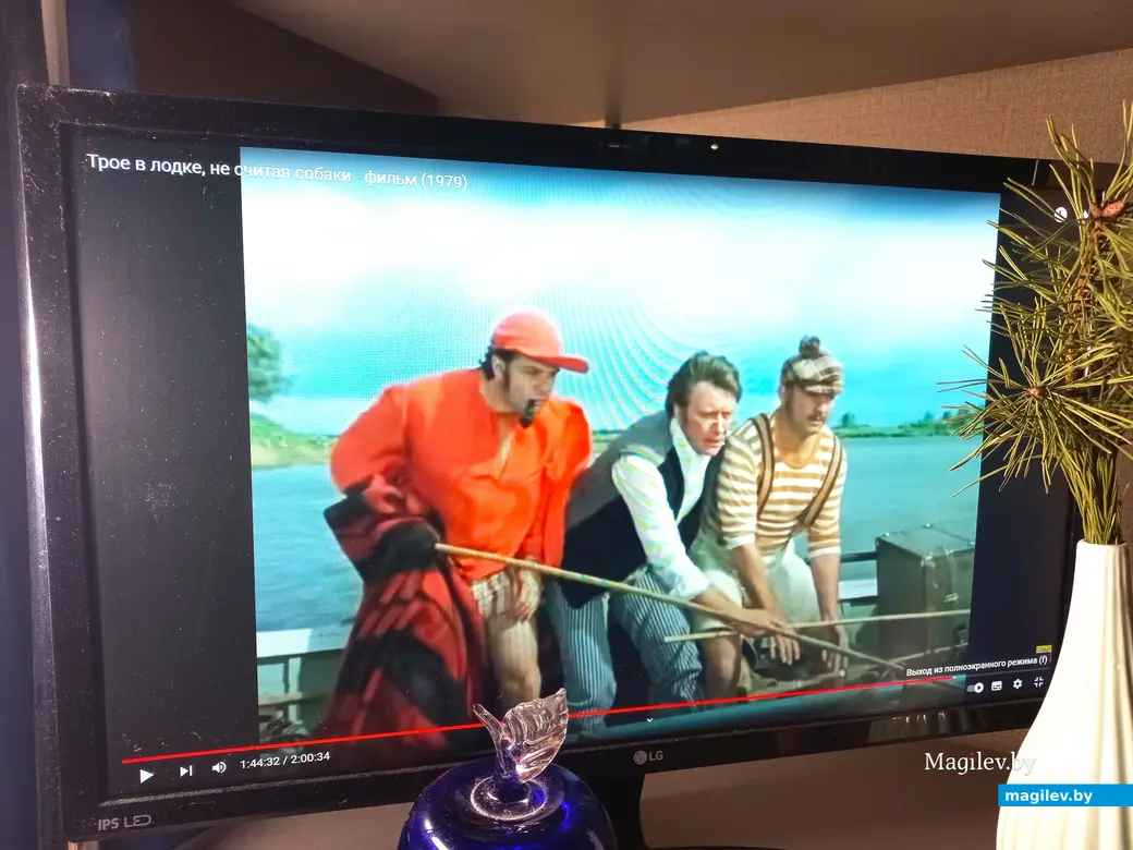 2024 г., инсталляция автора (трансляция телефильма «Трое в лодке, не считая собаки» с участием Александра Ширвиндта, 1979 г.).