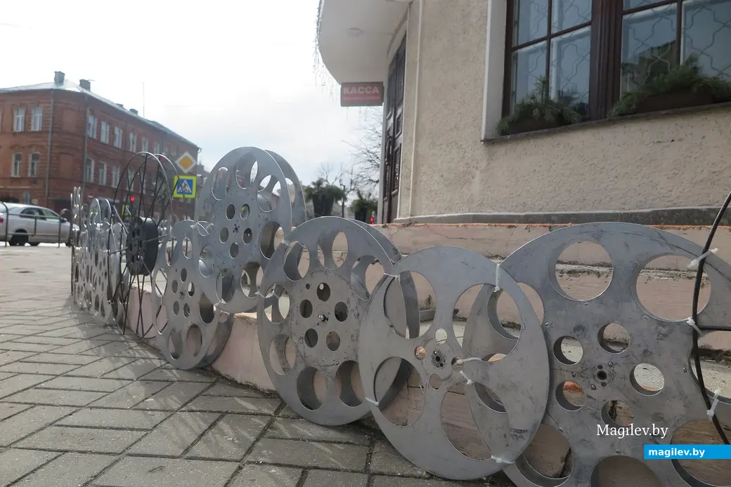 19 марта 2024 г. Могилев, Первомайская. Вход в «Чырвоную Зорку» украсили декоративными катушками.