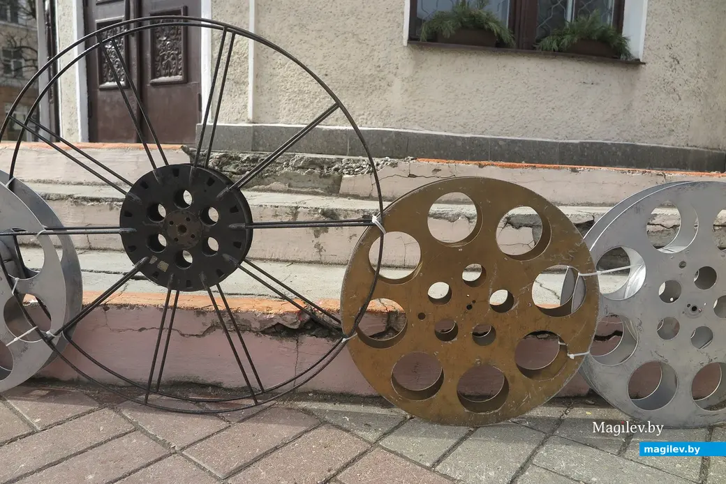 19 марта 2024 г. Могилев, Первомайская. Вход в «Чырвоную Зорку» украсили декоративными катушками.