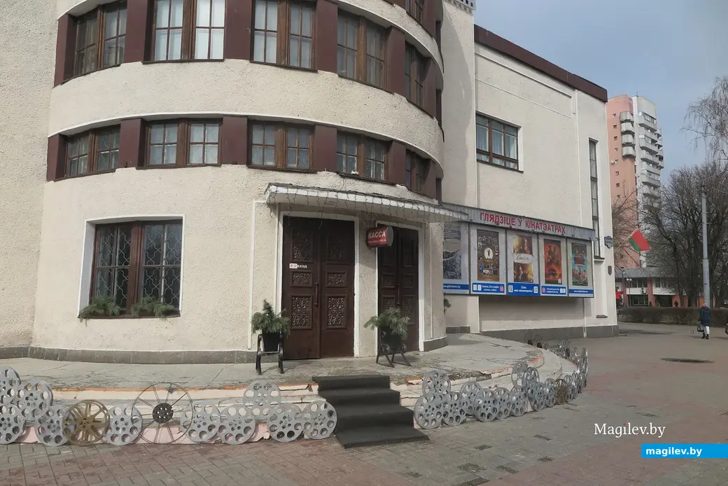 19 марта 2024 г. Могилев, Первомайская. Вход в «Чырвоную Зорку» украсили декоративными катушками.