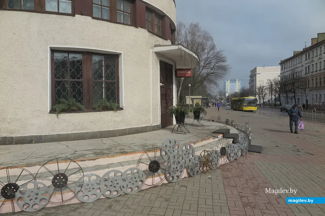 19 марта 2024 г. Могилев, Первомайская. Вход в «Чырвоную Зорку» украсили декоративными катушками.