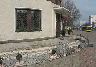 Вход в могилевский кинотеатр «Чырвоная Зорка» украсили декоративными катушками. Фотофакт