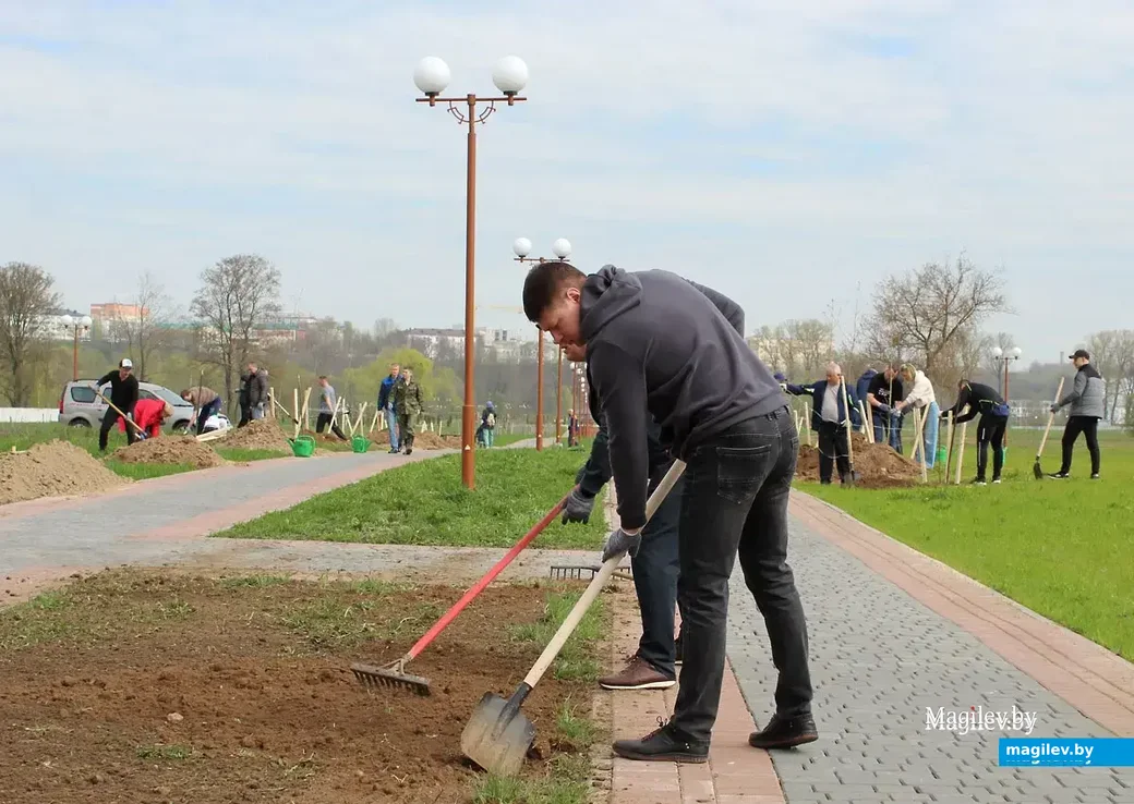 Субботник в парке Подниколья. Могилев.. Фото из архива редакции. 