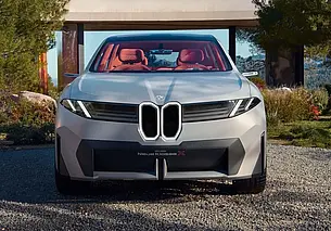 Компания BMW представила электрокар нового поколения. Его дизайн придумал белорус (видео)