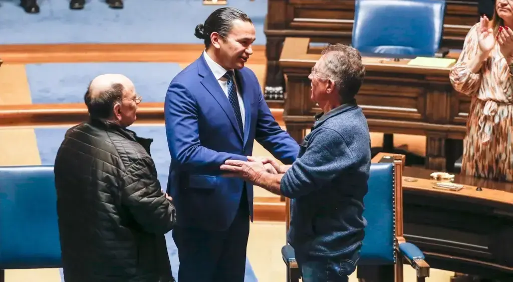 Премьер-министра канадской провинции Манитобы Ваба Кинью принес официальные извинения мужчинам от имени правительства. Фото: The Canadian Press.