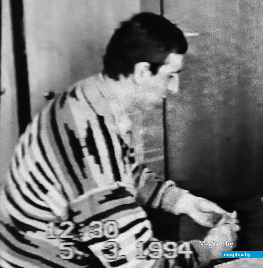 5 марта 1994 года, Могилев. Описав очередной криминальный сюжет, Саша Эпельман принялся за чистку картошки.