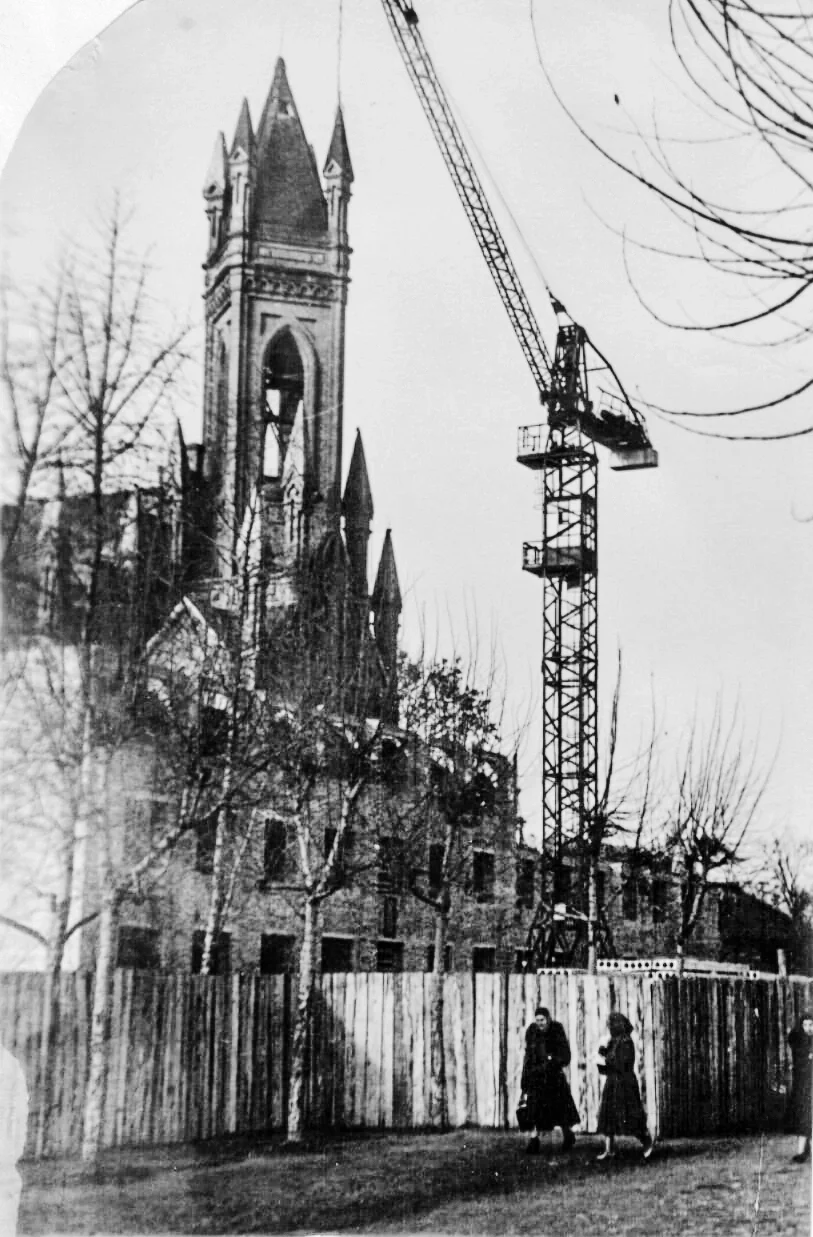 Забудоўванне фасада касцёла ў Бабруйску у 1963 годзе.