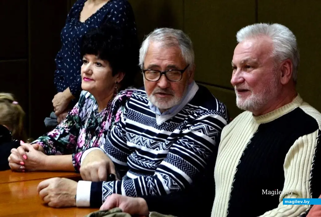 2017 г., Могилев. Леонид Шульц (в очках) даже во время программы «Не забывайте своих старых друзей!» могилевских «семидесятников» умудрялся рассказывать анекдоты своим