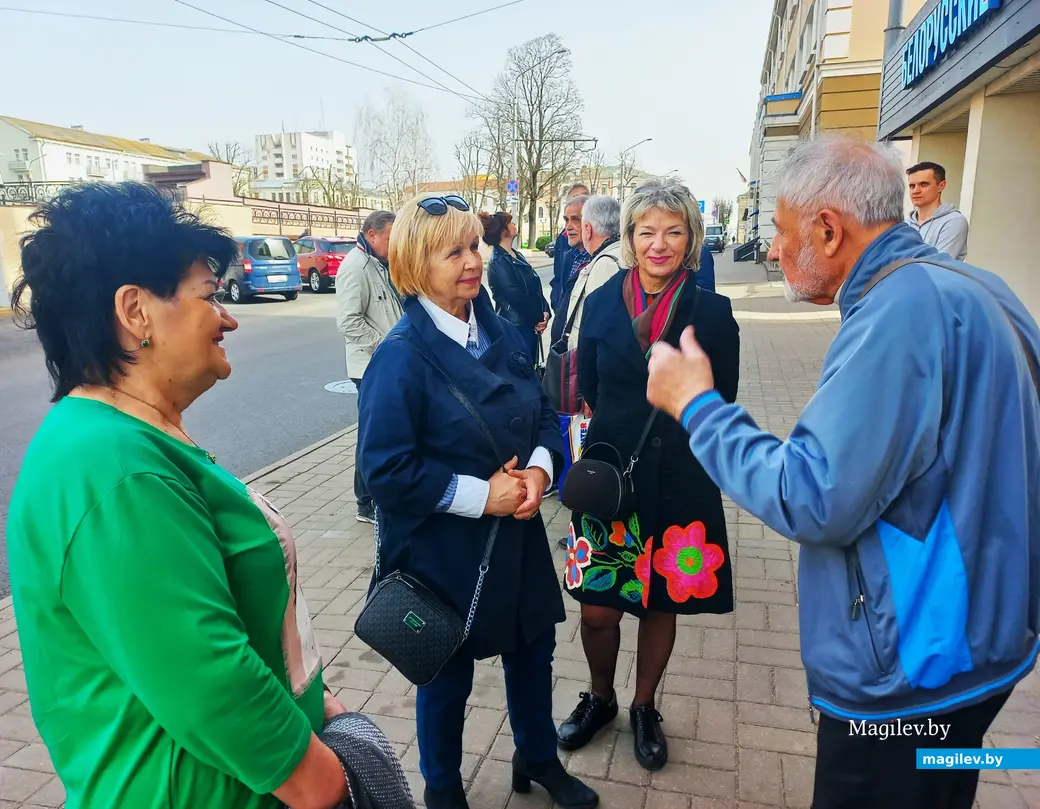 31.03.2024 г., Могилев, выставочный зал. Закрытие выставки «Весна пришла, весне – улыбки». Шоу Леонида Шульца началось уже на ступеньках.