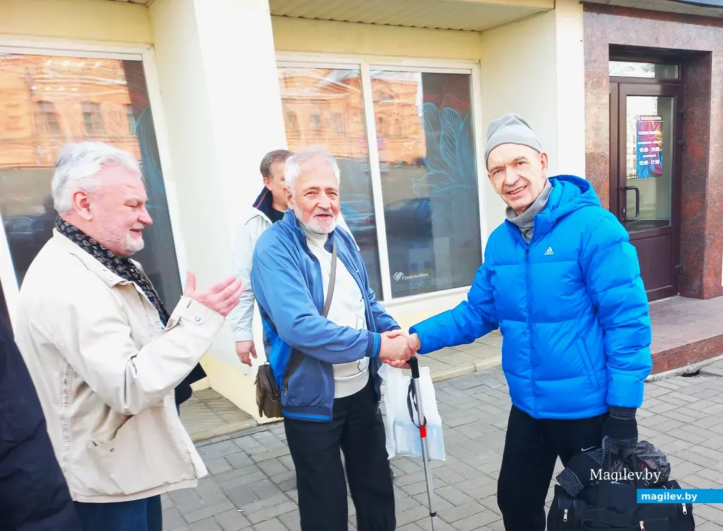 31.03.2024 г., Могилев, выставочный зал. Закрытие выставки «Весна пришла, весне – улыбки». Встреча старых приятелей. Рукопожатие Леонида Шульца (слева) и Сергея