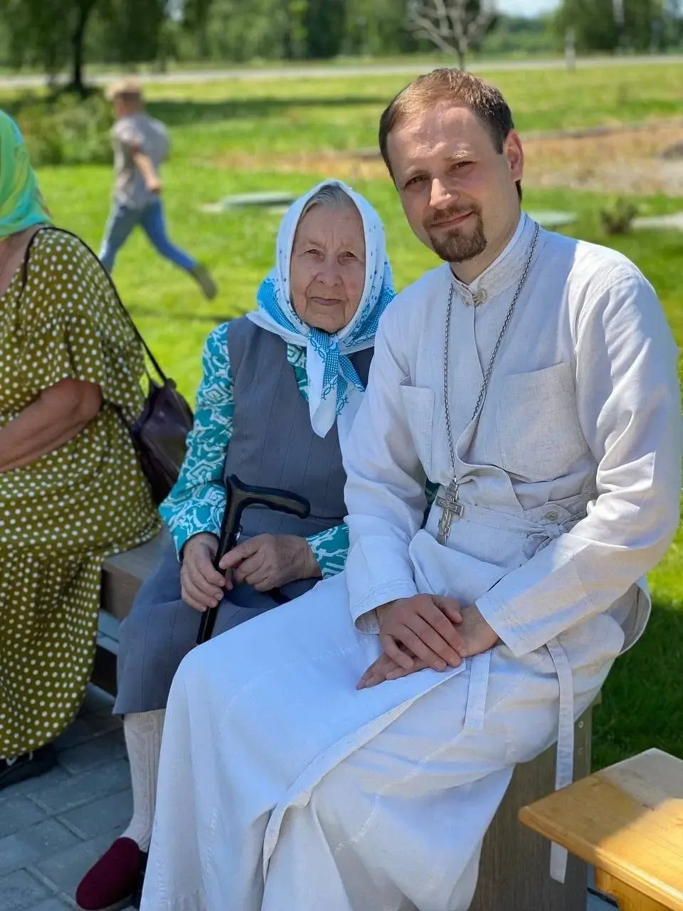 Алексей Шмелев, настоятель храма Рождества Иоанна Крестителя в агрогородке Буйничи, с прихожанкой.