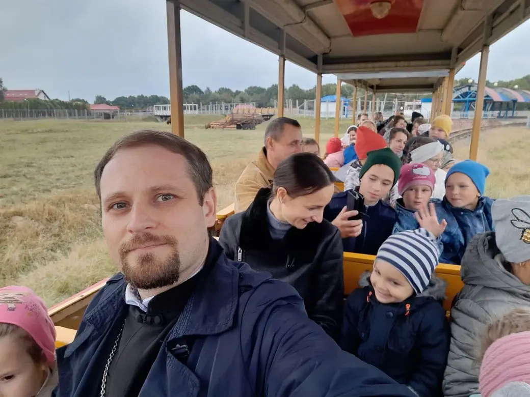 Алексей Шмелев, настоятель храма Рождества Иоанна Крестителя в аг. Буйничи на прогулке с детьми из воскресной школы в могилевском зоосаде.