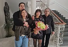 «Если и придумываем, то что-то безумное». Сын и невестка записали маму и ее жениха на роспись на следующий день после своей