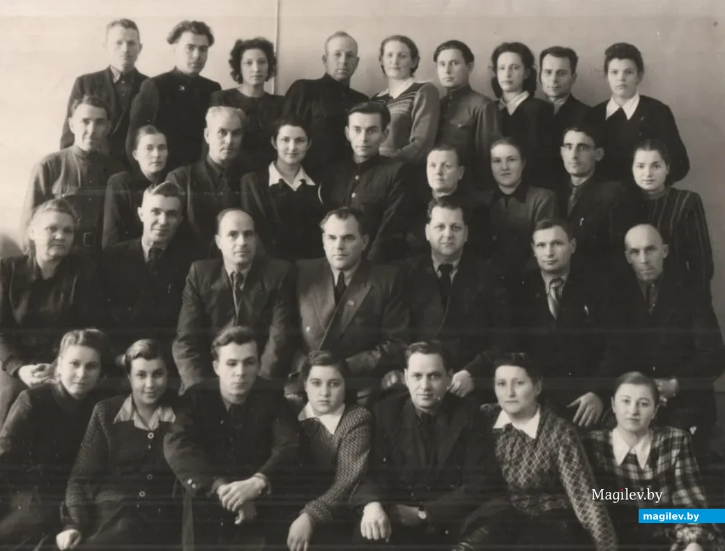 Коллектив Бобруйского облисполкома, 1954 г. Нина – в нижнем ряду четвертая слева, ей 22 года.