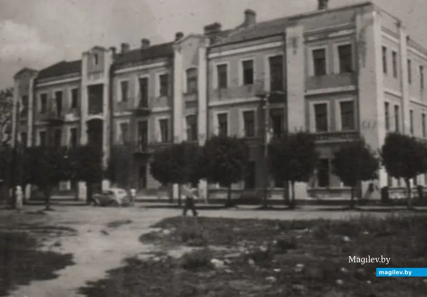 В этом здании располагался Бобруйский облисполом в 1950-е. Фото из фондов краеведческого музея.
