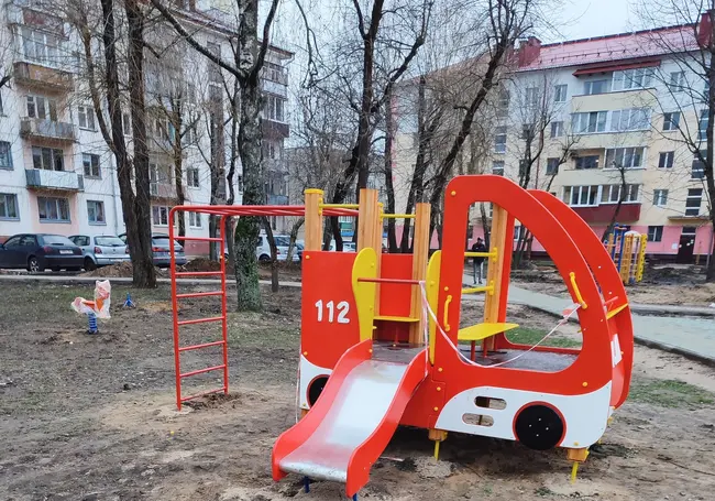 На Пушкинском проспекте устанавливают детскую площадку. Фотофакт