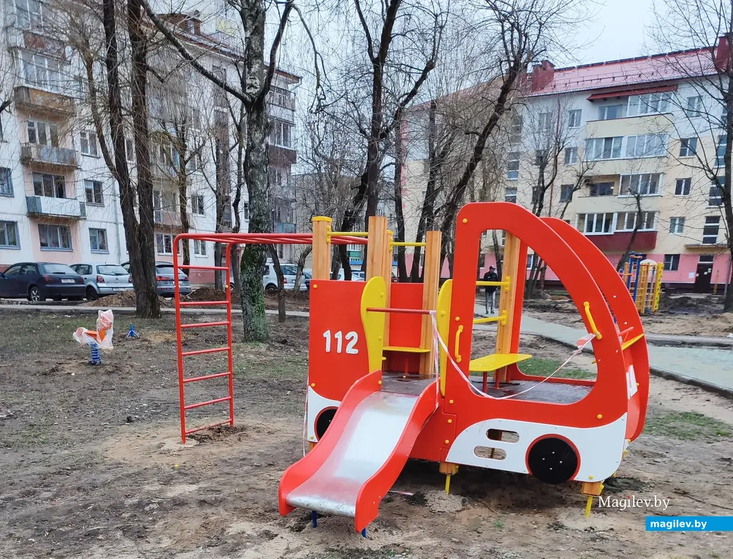 На Пушкинском проспекте устанавливают детскую площадку. 4 апреля 2024 г.