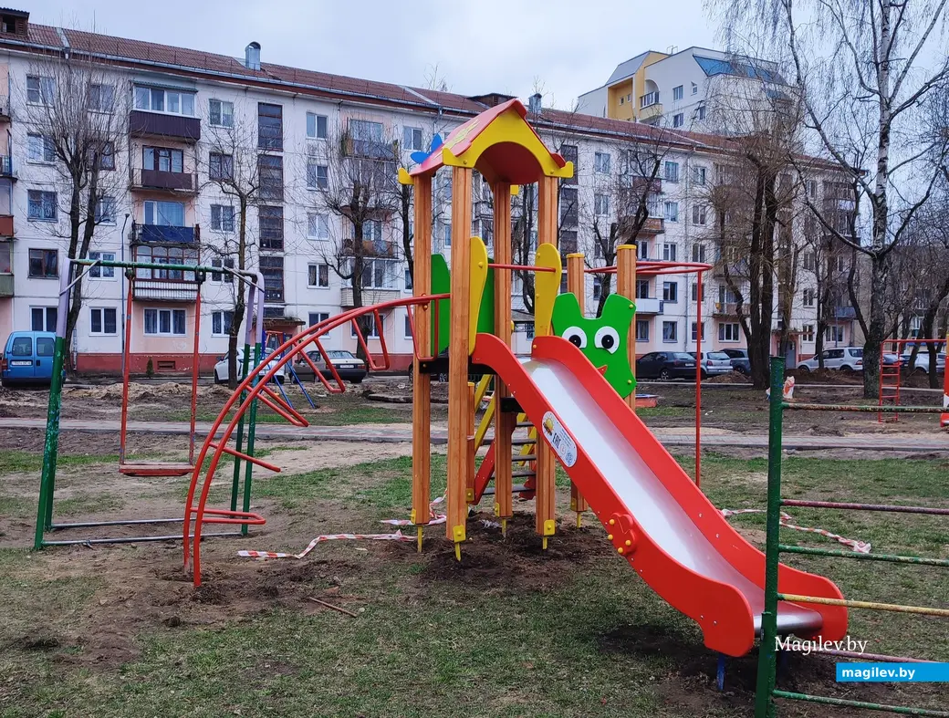 На Пушкинском проспекте устанавливают детскую площадку. 4 апреля 2024 г.