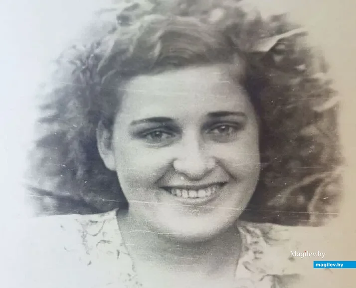 Нине Бабенко (тогда Давыдович) 20 лет, она только приехала в Бобруйск.