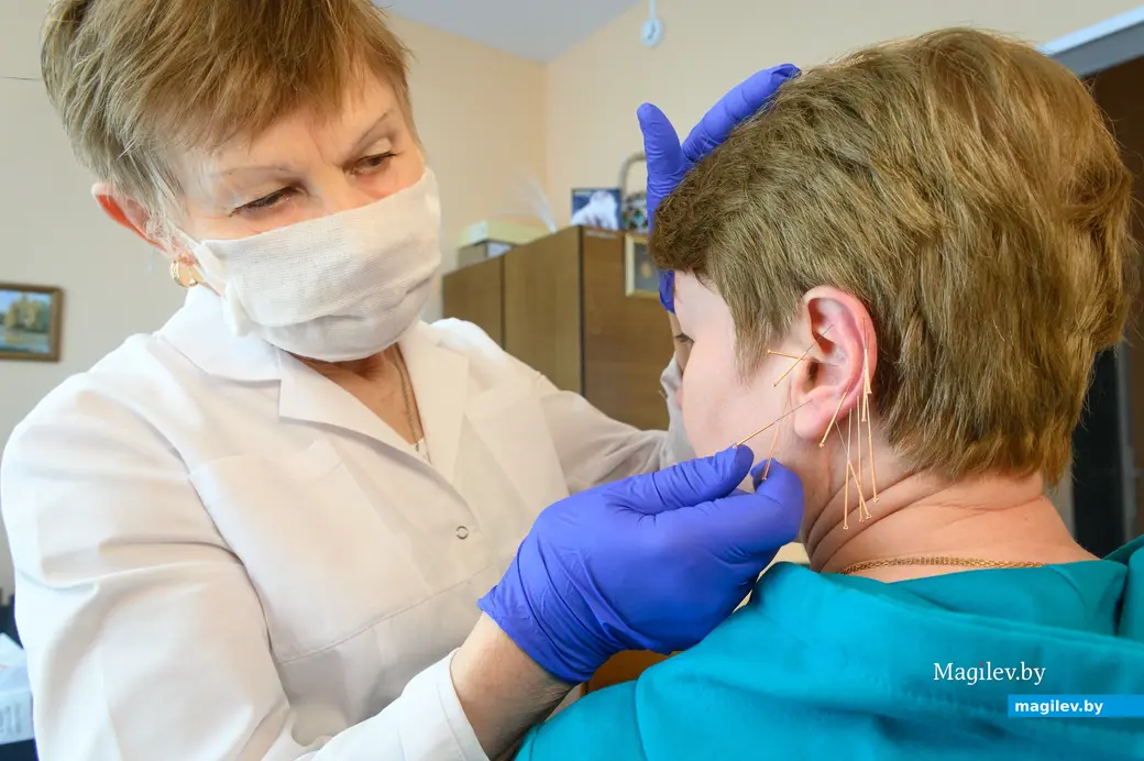 03.04.2024, Бобруйск. Санаторий им. Ленина. Врач Валентина Ивановна Аверкова проводит процедуру аурикулотерапии.