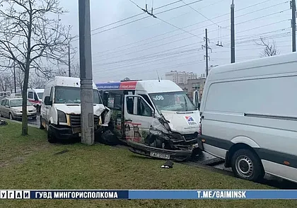 В Минске маршрутка врезалась в три автомобиля. Есть пострадавшие