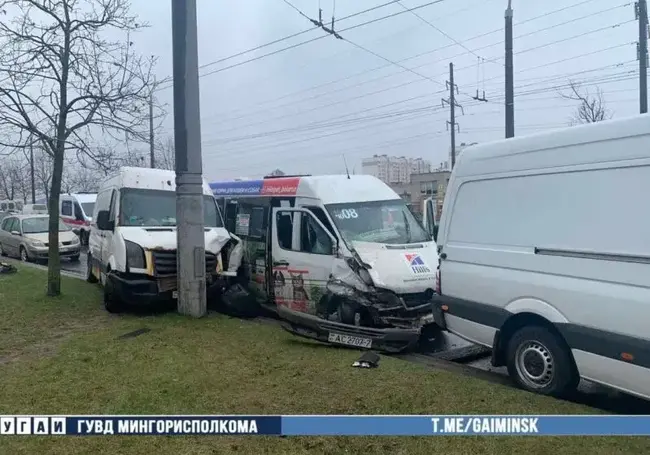 В Минске маршрутка врезалась в три автомобиля. Есть пострадавшие