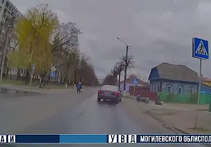 В Бобруйске при проезде перекрестка скутерист не уступил дорогу легковушке