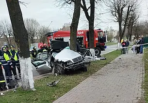 Машина всмятку: 7 апреля в Могилеве на улице Космонавтов автомобиль врезался в дерево