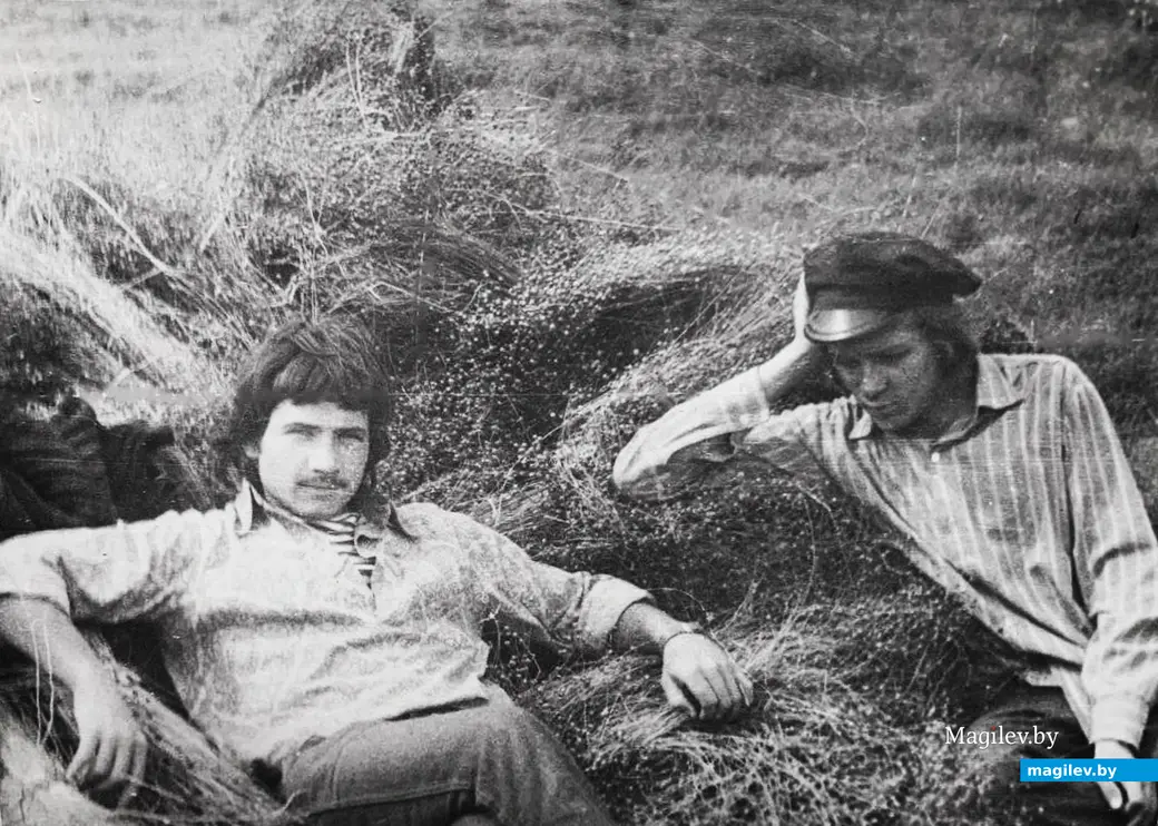 1975 г., Могилевский район. Студенты ММИ Валера Шараховский и Витя Поревой (справа) на сельхозработах не забывали про послеобеденный отдых.